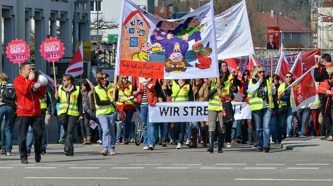 Marsch Richtung Innenstadt: 600 Sozialarbeiter und Erzieher gingen gestern für mehr Lohn auf die Straße. GEA-FOTO: MARKUS NIETHA