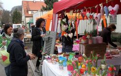 Bunt, bunter, Oster- und Künstlermarkt hieß am Wochenende die Devise in Wannweil.  FOTOS: KOZJEK