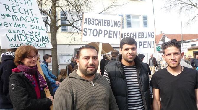Drei der Betroffenen im Kreis der Unterstützer (von links): Ahmad Enouz, Hasan Barek und Mohamad Ali Altammo.  FOTO: STRAUB