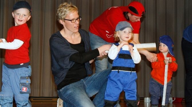 Die Allerjüngsten des Vereins zeigten gemeinsam mit ihren Eltern eine Feuerwehr-Gymnastik.  FOTO: LEIPPERT