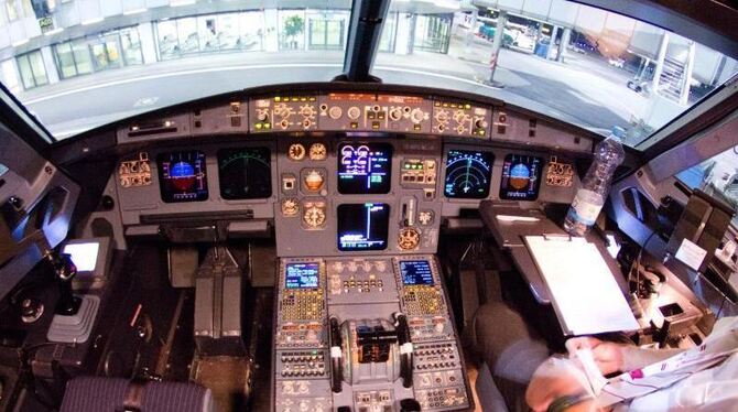 Blick in das Cockpit des verunglückten Airbus A320 der Fluggesellschaft Germanwings. Das Bild entstand am 22. März 2015 nach