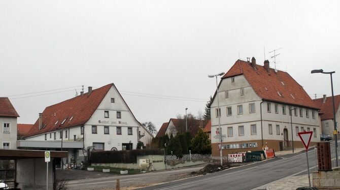 Das alte Rathaus (rechts) hätte mit Sanierung und Anbau das Herzstück der neuen Auinger Ortsmitte werden sollen. Daraus wird vor
