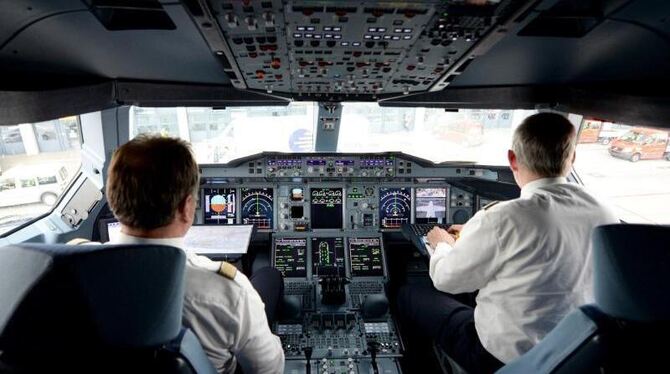 Zwei Piloten in einem Lufthansa-Airbus A380: Die deutschen Fluggesellschaften wollen künftig immer zwei Personen im Cockpit h