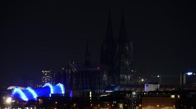 Der normalerweise beleuchtete Kölner Dom erscheint letztes Jahr während der »Earth Hour« als dunkler Fleck in der Silhouette