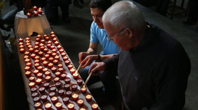 Für die Opfer des Flugzeugabsturzes wurden bei einer Trauerfeier 150 Kerzen angezündet. Foto: Guillaume Horcajuelo