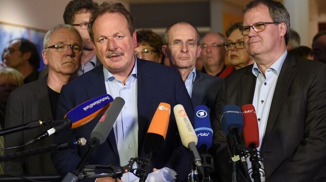 GEW-Verhandlungsführer Andreas Gehrke , Verdi-Chef Frank Bsirske und Sachsen-Anhalts Finanzminister Jens Bullerjahn (von links n