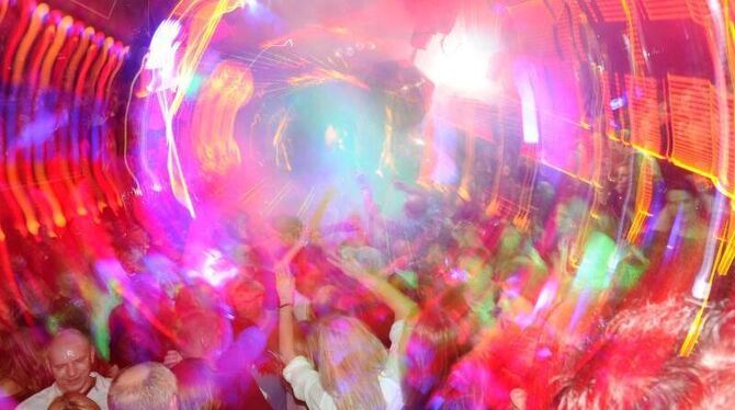 Menschen tanzen in einer Disco (Archivbild)