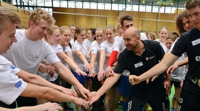 Die Abiturienten werden von TVR-Trainer Hans-Peter Müller-Angstenberger (schwarzes Polo-Shirt) eingeschworen. FOTO: NIETHAMMER