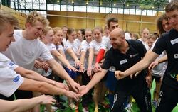 Die Abiturienten werden von TVR-Trainer Hans-Peter Müller-Angstenberger (schwarzes Polo-Shirt) eingeschworen. FOTO: NIETHAMMER