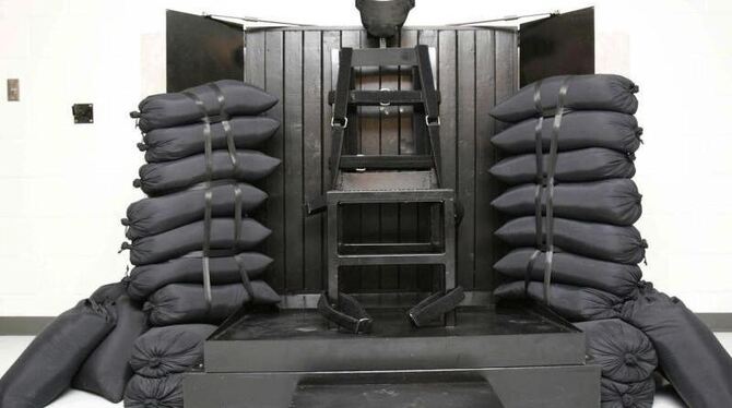 Ein Stuhl in einer Hinrichtungskammer des US-Bundesstaates Utah. An der Hinterwand sind Einschusslöcher der letzten Hinrichtu