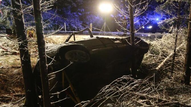 Ein Unfallfahrzeug in einem Straßengraben bei Neresheim in Baden-Württemberg. Der Wagen war gegen mehrere Bäume geprallt. Fot