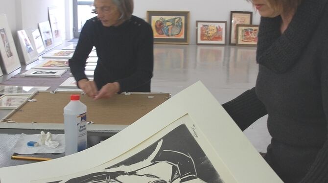 Annerose Braun (vorne) und Magrita Barrenberg rahmen die letzten Bilder, bevor sie in der Galerie Kunstraum Härten an die Wand k