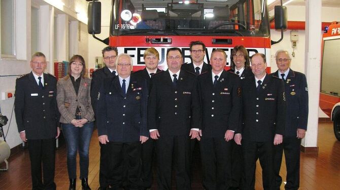 Die geehrten und ausgezeichneten Mitglieder der Rommelsbacher Feuerwehr mit der stellvertretenden Bezirksbürgermeisterin Gabriel