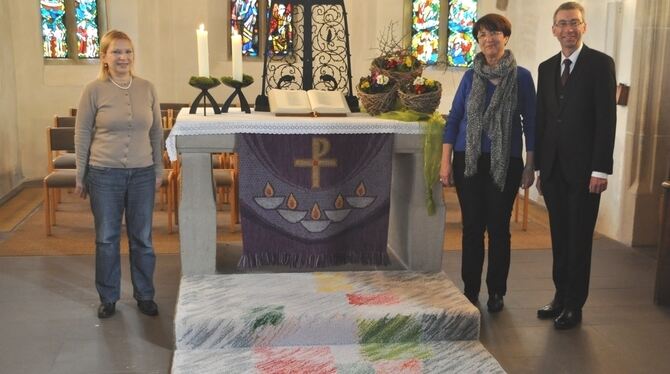 Der neue Altarteppich für die Holzelfinger St.-Blasius-Kirche ist fertig: Angefertigt hat ihn die Künstlerin Susanna Taras (von