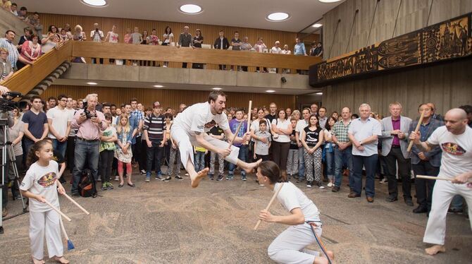 Brasilianische Kampfkunst: Die Capoeira-Vorführung beeindruckte die Teilnehmer der Sportlerehrung 2014 gestern Abend im Rathaus-