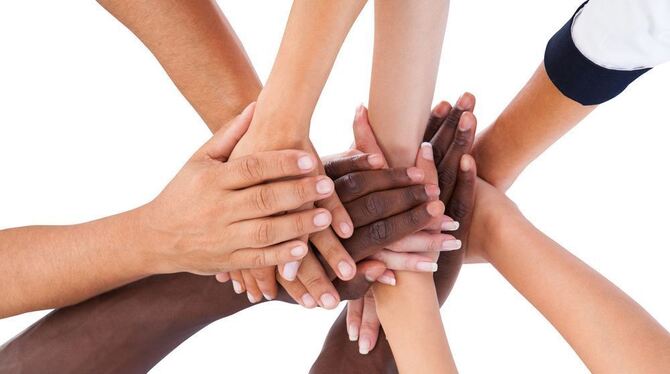 Wenn viele Hände zusammenhelfen, kann ein friedliches Miteinander in dieser »Einen Welt« gelingen, in der wir schon lange leben.