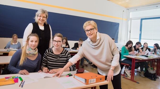 Schulleiterin Gabriele Beier (rechts) und Monika Burkhardt mit angehenden Erzieherinnen. FOTO: TRINKHAUS