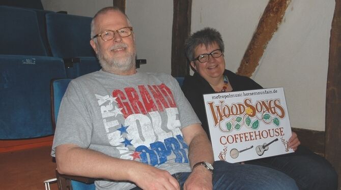 Für das Coffeehouse-Schild müssen Dieter Stoll und Birgit Wanner-Stoll noch einen passenden Platz im Metropol finden.  GEA-FOTO: