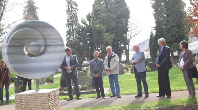 Eine weltlich-kirchliche Gemeinschaft hat die Gedenkstätte auf dem Metzinger Mühlwiesenfriedhof gestern eingeweiht. FOTO: PFISTE