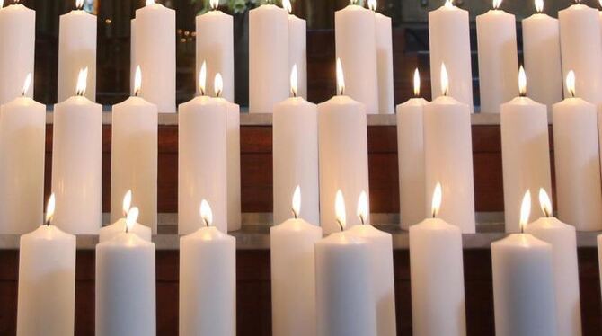 150 Menschen waren beim Flugzeugabsturz am 24. März ums Leben gekommen. Für jeden von ihnen brennt eine Kerze im Kölner Dom.