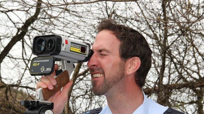 Bitte recht freundlich: Polizist mit Laserpistole. (Archivfoto) Bitte recht freundlich: Polizist mit Laserpistole. (Archivfoto)