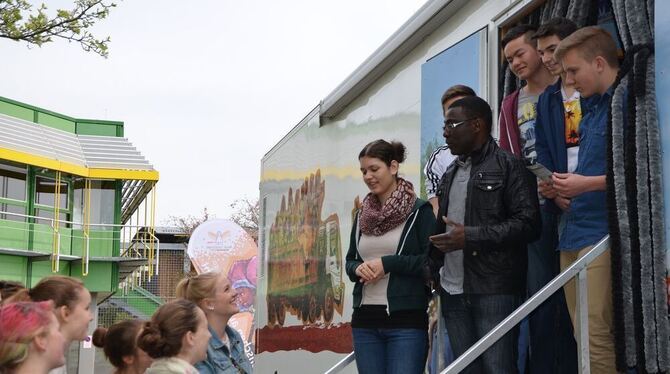 Serge Aka führt die BZN-Schüler durch die Ausstellung »Menschen auf der Flucht«, die zwei Tage lang Station in Rommelsbach macht