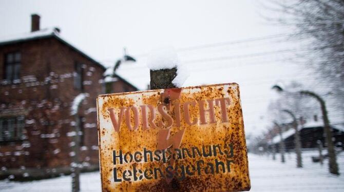 Ein Warnschild auf dem Gelände des ehemaligen NS-Vernichtungslagers Auschwitz. Foto: Rolf Vennenbernd
