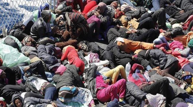 Flüchtlinge im Mittelmeer. Foto: Giuseppe Lami/Archiv