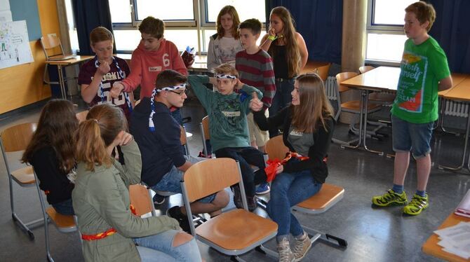 Achtklässler des BZN-Gymnasiums lernen gemeinsam neue Möglichkeiten, besser mit Stresssituationen klarzukommen. FOTO: ANTZ