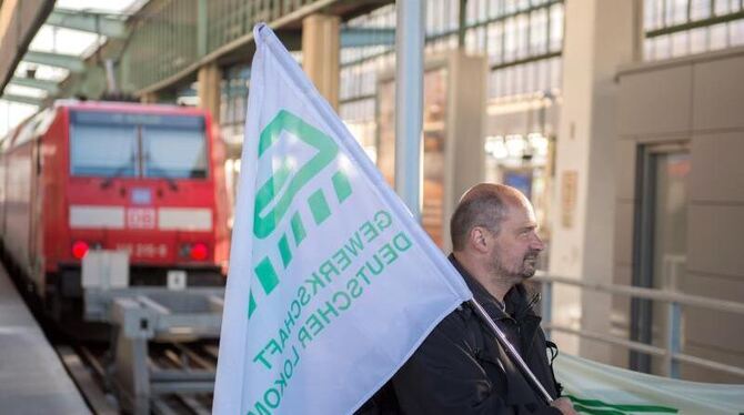 Ein Mitglied der Lokführergewerkschaft GDL streikt am Stuttgarter Hauptbahnhof. Foto: Wolfram Kastl