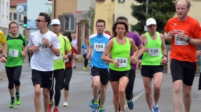 Schwitzen am Alten Rathausbuckel: 326 Läufer stellten sich dem zehn Kilometer langen Hauptlauf. GEA-FOTO: MEYER