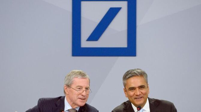Die beiden Co-Vorstandsvorsitzenden der Deutschen Bank, Fitschen (l) und Jain wollen weiter sparen. Foto: Boris Roessler/Arch