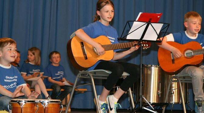 Die Musikschule des Fördervereins ermöglicht den Kleinengstinger Grundschulkindern erste musikalische Erfahrungen. Lehrkräfte (v