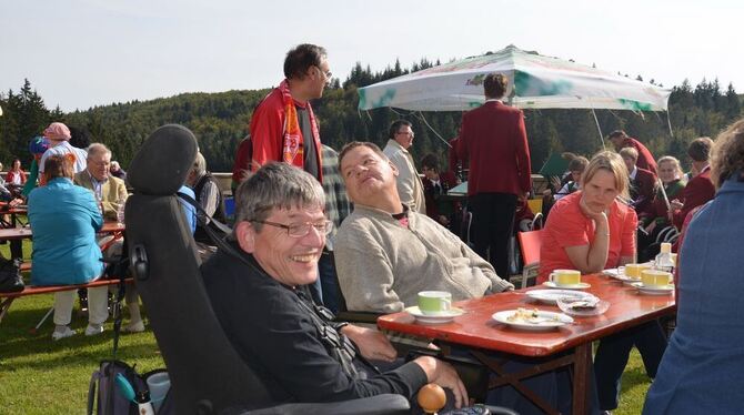 Im Schlosscafé Grafeneck, wo Ehrenamtliche bewirten, verbringen Menschen mit und ohne Behinderung schöne Sommersonntage.  FOTO: