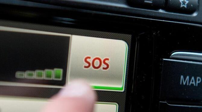»SOS«-Knopf auf dem Display eines VW-Bordcomputers: Ab 2018 wird der Autonotruf eCall bei Neufahrzeugen Pflicht. Foto: Julian
