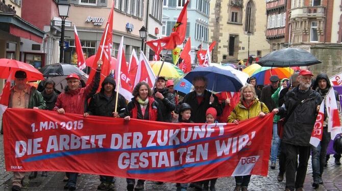 Kritik an Politik und Arbeitgebern: Der Demozug auf dem Weg zur Kundgebung. GEA-FOTO: -JK