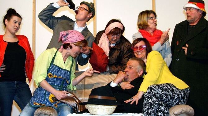 Eine völlig durchgeknallte Familie: Die Theaterleute vom TSV Kleinengstingen spielen eine temporeiche Komödie.  FOTO: LEIPPERT