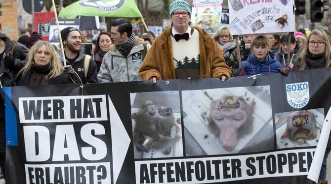 Tierschützer demonstrieren in Tübingen gegen den Einsatz von Affen in der Forschung (Archivbild). Foto: Michael Latz