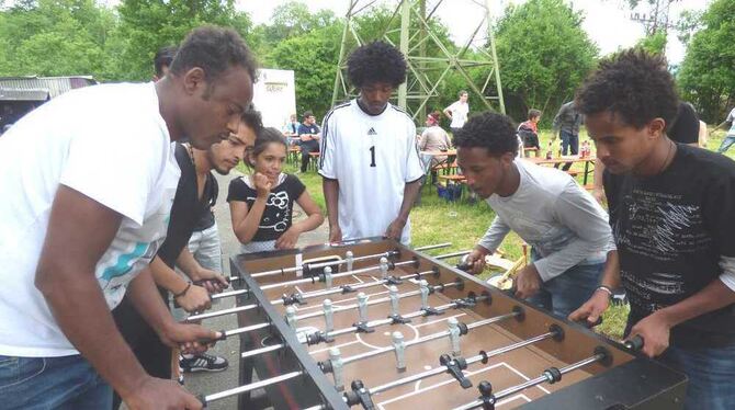 Tischfußball und grillen: Asylbewerber feierten beim Club Thing in Metzingen. FOTO: TILL BÖRNER