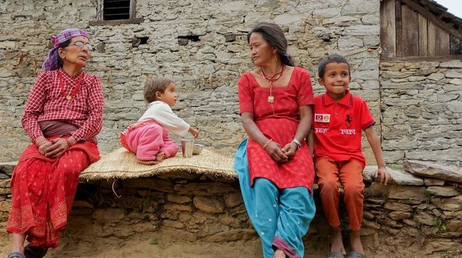 Ein Foto aus besseren Zeiten: Diese Frauen und Kinder leben heute, genau wie alle anderen Bewohner des nepalesischen Dorfs Ramsh