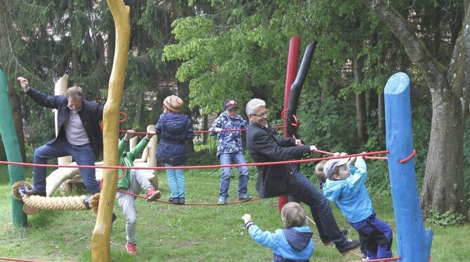 Die Herausforderungen des neuen Spielplatzes testen Meidelstetter Kinder mit Bürgermeister Jochen Zeller und Jörg Sigmund. FOTO: