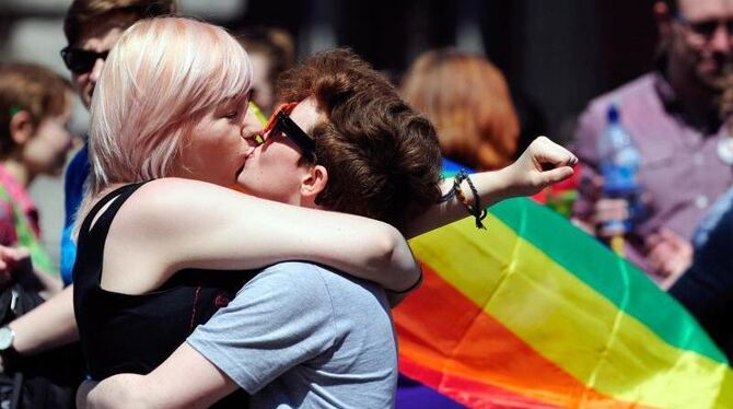 Zwei Frauen feiern das klare Votum der Iren für die Gleichstellung von Ehen homosexueller Paare. Foto: Aidan Crawley