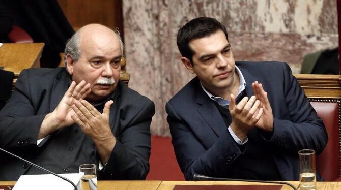 Der griechische Premierminister Tsipras (r.) neben seinem Innenminister Nikos Voutsis im Athener Parlament. Foto: Yannis Kole