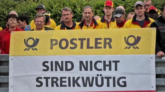 Zarter Hinweis an den Arbeitgeber: »Postler sind nicht streikwütig aber streikfähig!« Foto: Daniel Karmann/Archiv