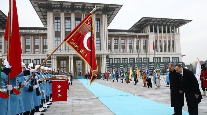 Der türkischen Staatspräsident Erdogan empfängt Aserbaidschans Präsident Aliyev vor dem Präsidentenpalast in Ankara. Foto: Tü