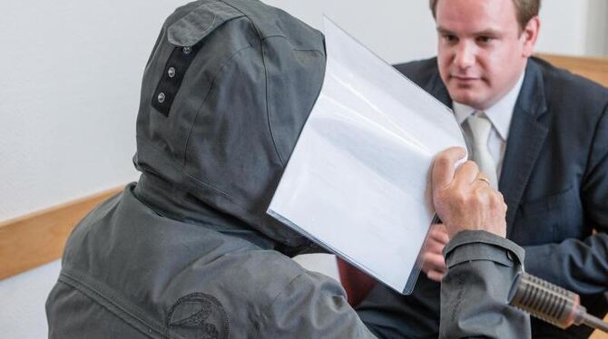 Die Angeklagte spricht im Lübeck Landgericht mit ihrem Verteidiger. Die 60-Jährige soll im Kreis Ostholstein Fleischwaren mit