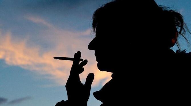 Die Folgen des Rauchens sind zur siebthäufigsten Todesursache bei Frauen geworden. Foto: Christoph Schmidt/Archiv