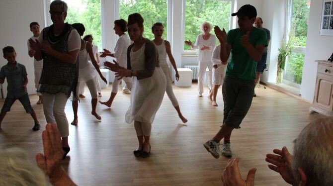 Tänzerischer Dialog: Szenen aus dem »Tanztheater der Generationen« bei der Eröffnung der Gomadinger Tagespflege. GEA-FOTO: DEWAL