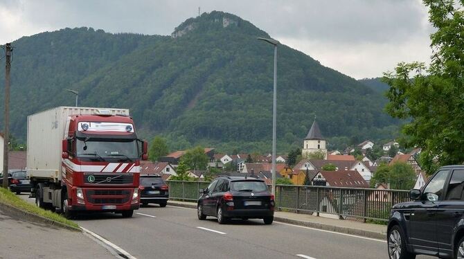 Eine deutliche Zunahme der schweren Lastwagen auf der Holzelfinger Steige machen die umliegenden Bewohner der Landesstraße aus.F