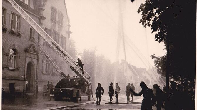 Gott  sei  Dank  nur  eine  Übung:  Die  Betzinger  Feuerwehr  in  den  Fünfzigerjahren beim »Löschen« der Hoffmannschule. FOTO: